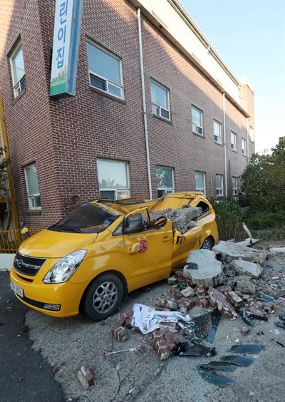 15일 오후 2시 29분께 경북 포항시 북구 북쪽 6㎞ 지점에서 규모 5.4 지진이 발생했다. 포항시 북구 흥해읍 한 어린이집 외벽이 무너져 차량이 파손됐다.
