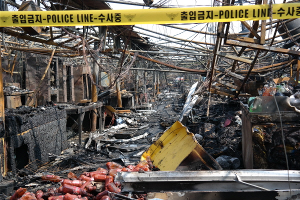 자료사진. 지난 3월 발생한 인천 소래포구 어시장 화재 현장.