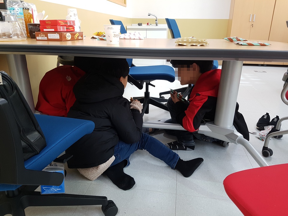 학생들이 포항에서 발생한 지진의 여파로 진동이 느껴지자 재빨리 책상 밑에 들어갔으나 ,선생님의 도움으로 곧바로 건물 밖으로 이동했다.