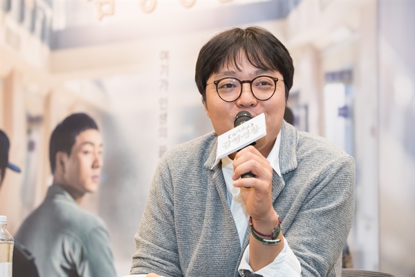  tvN <슬기로운 감빵생활> 연출을 맡은 신원호 PD가 기자들의 질문에 답하고 있다. 