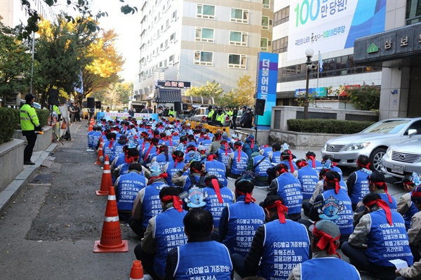 금속노조 경남지부 STX조선지회는 RG발급을 요구하며 14일 더불어민주당 앞에서 집회를 열었다.