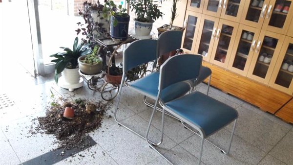 지진으로 인해 포항 북구에 있는 '들꽃마을 민들레공동체' 건물은 피해를 입었다