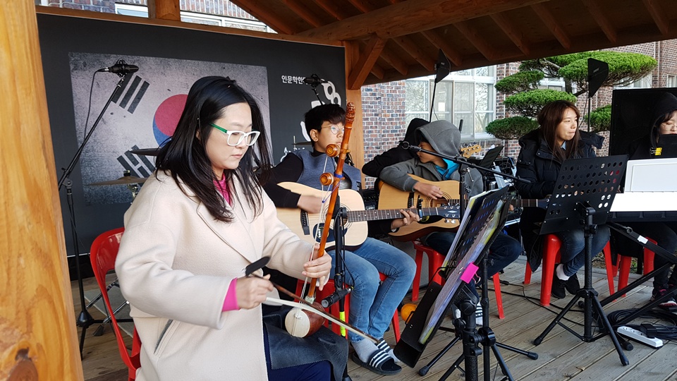 점심식사를 마친 마을주민들을 위해 금마중학교 학생들과 선생님이 '아리랑'을 연주하고 있다.