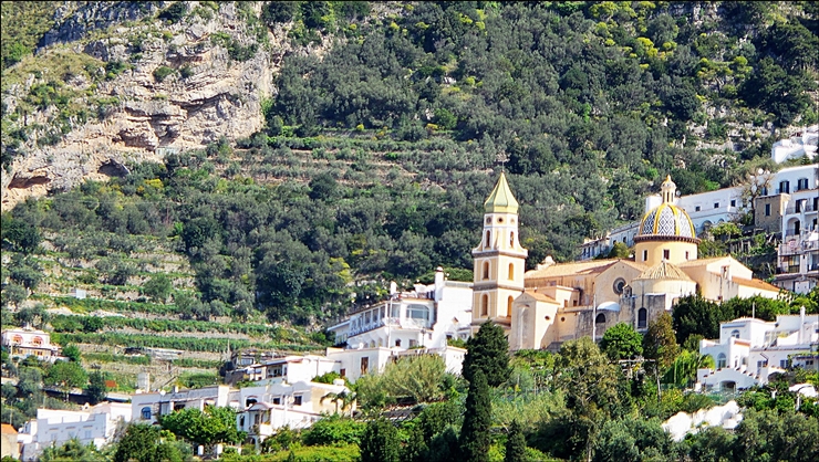 아말피는 아말피 코스트 (Amalfi Coast)의 중심 도시이다.