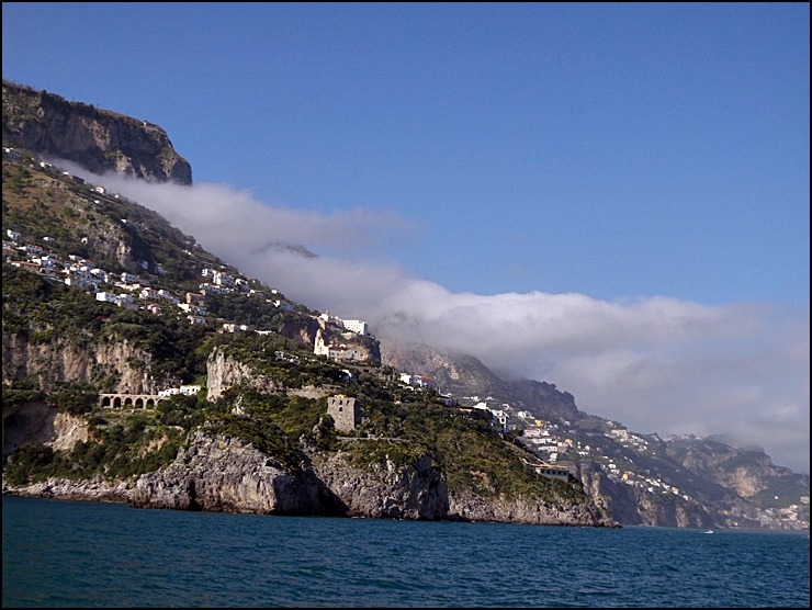 아말피를 배를 타고 접근하다 보면 만나게 되는 풍광, 그 유명한 아말피 코스트 라인 (Amalfi Coastline)이다. 