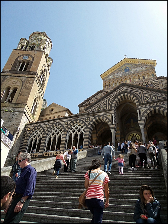 중세 건축 양식을 다 엿볼 수 있는 세인트 앤드루 성당은 아말피 No 1 관광 명소이다. 