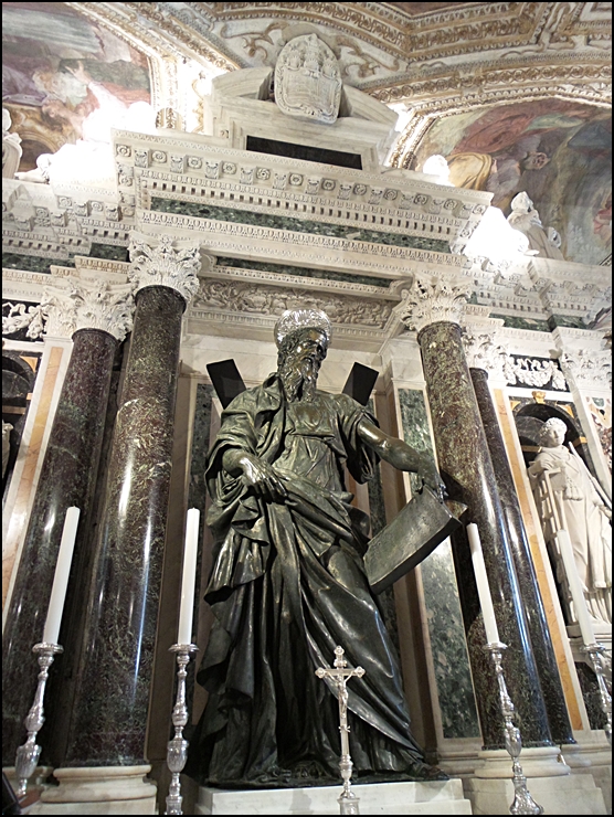 미켈란젤로의 수제자이자 동명이인이었던 또 다른 미켈란젤로가 아말피의 주문을 받아 콘스탄티노플에서 제작, 운반했다.