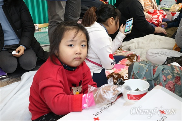 16일 오전 포항시 흥해읍 흥해실내체육관에서 지진으로 대피한 한 어린이가 아침밥으로 김밥을 먹고 있다.