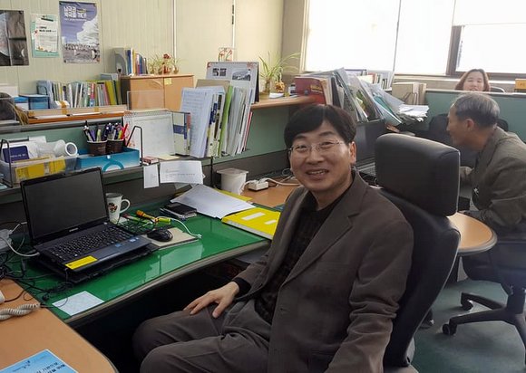 김형태 교사가 지난 14일 서울공업고 교무실에서 근무하고 있다. 