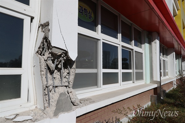 15일 발생한 규모 5.4 지진으로 경북 포항시 북구 홍해초등학교의 건물 외벽이 무너져 철근 콘크리트 구조물이 드러나있다. 이번 지진은 지난해 9월 발생한 규모 5.8의 경주 지진에 이어 국내에서 관측이 시작된 이래 두 번째로 강한  규모다.  