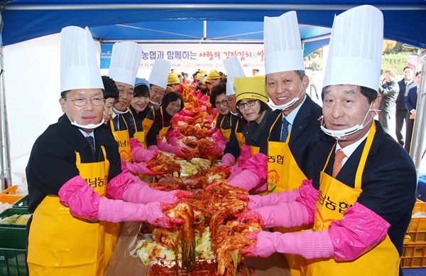  16일 오후 창원컨벤션센터 야외광장에서 열린 김치 나눔 행사.