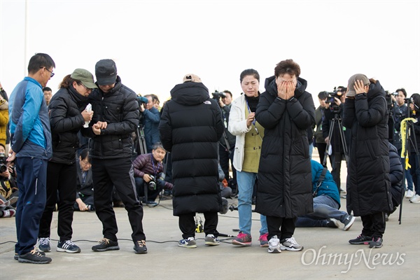 16일 오후 전남 목포 신항만에 거치된 세월호 앞에서 미수습자 가족들이 해양수산부의 수색 종료 방침을 수용하며 기자회견을 하던 중 미수습자의 이름을 부르자 가족들이 오열하고 있다.
