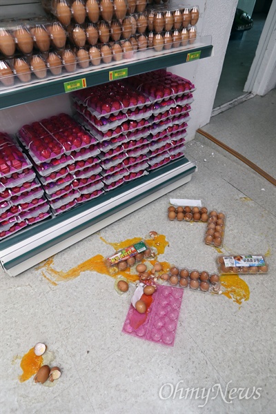 16일 경북 포항시 북구 흥해읍 한 식자재마트에 지진 피해로 진열된 계란이 바닥에 떨어져 있다.