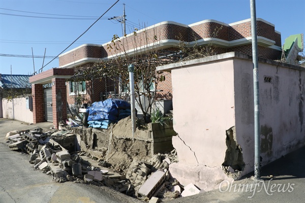 지난 15일 지진으로 경북 포항시 흥해읍 용전2리 마을 곳곳의 담장 등이 무너져 내렸다.