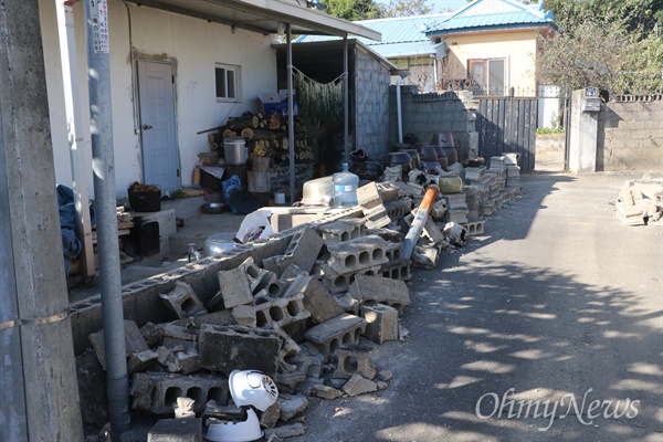 지난 15일 지진으로 경북 포항시 흥해읍 용전2리 마을 곳곳의 담장 등이 무너져 내렸다.