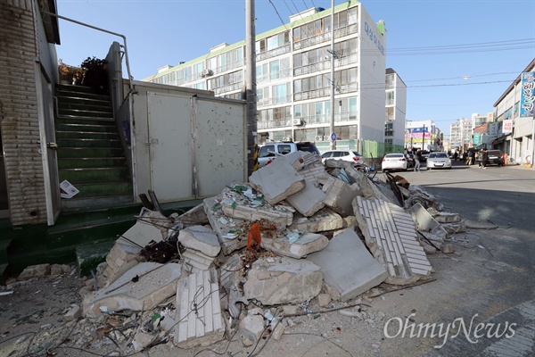 16일 경북 포항시 북구 흥해읍의 한 건물이 전날 발생한 규모 5.4 지진으로 무너져 길가에 잔해가 쌓여 있다. 