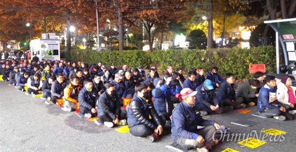 전국건설노조 경남건설기계지부는 16일 저녁 자유한국당 경남도당 앞에서 '건설근로자법 개정'을 요구하며 집회를 벌였다.