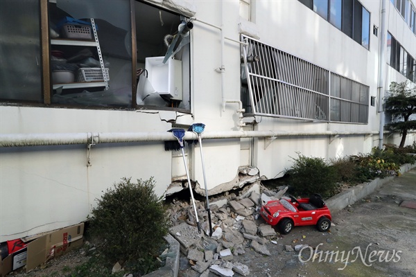15일 발생한 규모 5.4 지진으로 경북 포항시 북구 흥해읍 대성아파트의 건물 외벽 하단이 붕괴되어 있다. 