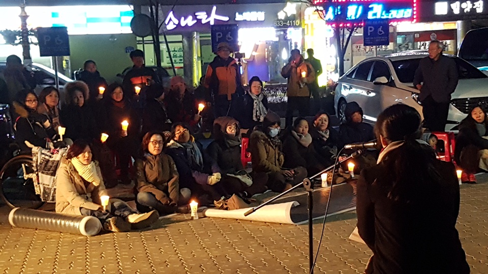 168차 홍성 세월호 추모 집회가 16일 오후 7시 30분 ‘홍성 평화의 소녀상’ 앞에서 열렸다. 본격적으로 추워진 날씨지만 홍성군민 50여 명은 추위에 아랑곳하지 않고 모였다. 