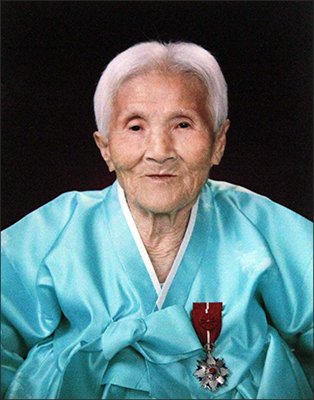 옥색 한복을 곱게 차려입은 김귀선 지사(89살 때)