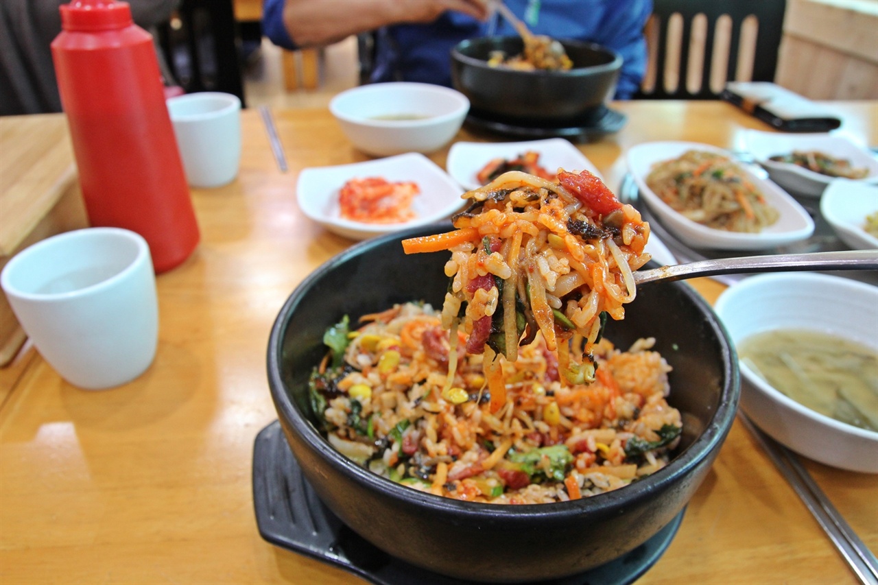 갖은 나물에 쓱쓱 비벼낸 비빔밥은 언제 먹어도 맛깔나다. 