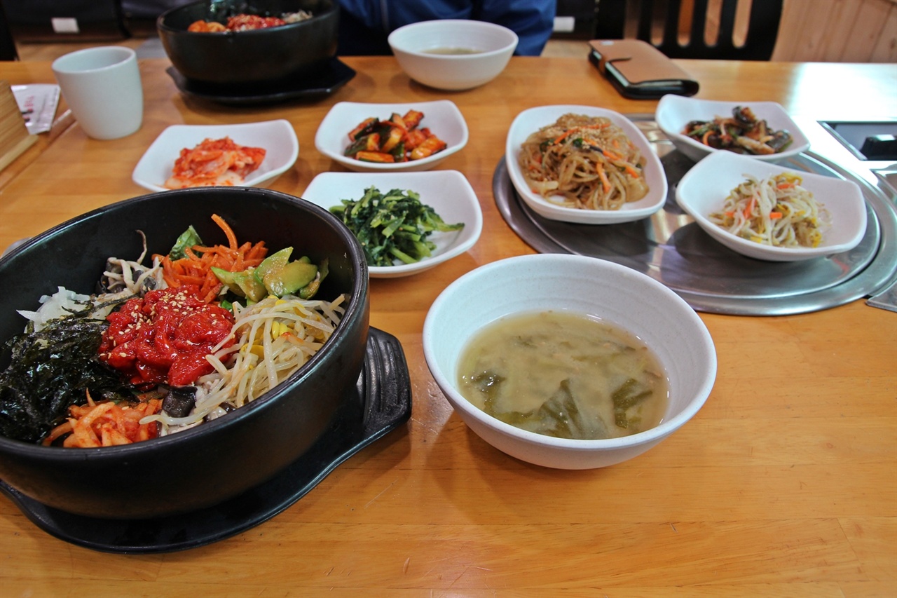 전북 임실의 별난 농가 레스토랑에서 선보인 한우육회비빔밥이다.
