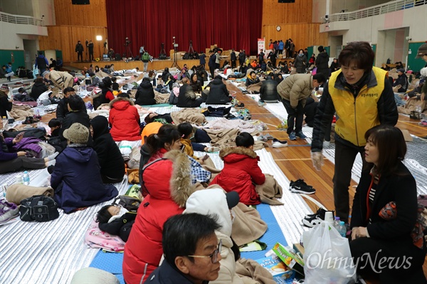 지난 15일 규모 5.4의 지진으로 인해 주민 800여 명이 포항 흥해실내체육관에 피신해 있다.