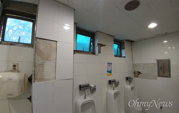 경북 포항의 한 마트 화장실 벽면에 금이 가고 천정에는 타일이 떨어져 있다. 하지만 이 마트는 비정규직 직원들에게 늦게까지 청소를 시킨 것으로 알려져 비난이 일고 있다.