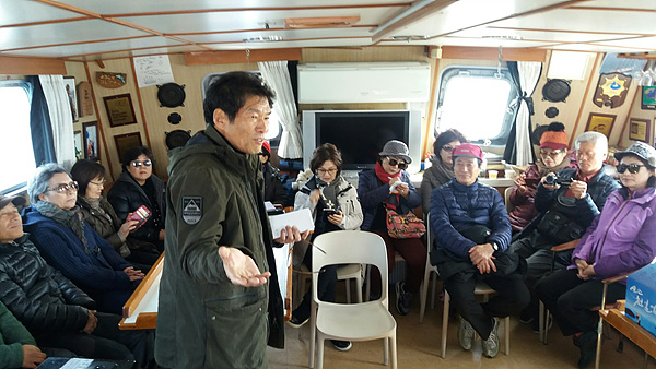 함양에서 농업회사법인 '곰실'을 운영하는 유덕재 대표가 항해에 참가한 사람들을 소개하고 있다