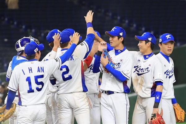  (도쿄=연합뉴스) 서명곤 기자 = 17일 오후 일본 도쿄돔에서 열린 아시아프로야구챔피언십(APBC) 한국과 대만의 경기에서 1대0으로 승리한 대표팀 선수들이 환호하고 있다.