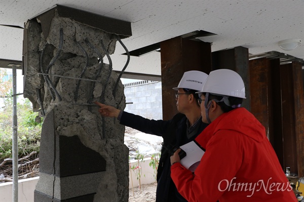 김성호 한국건축구조기술사회 부회장이 17일 오후 포항시 북구 장성동 필로티 건물인 크리스탈 원룸에서 포항 지진으로 무너진 기둥에 대해 설명하고 있다.