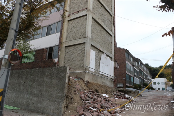 지난 15일 발생한 지진으로 건물 외벽 타일이 떨어지고 출입구가 무너진 포항시 환호동 대동빌라 입구,.