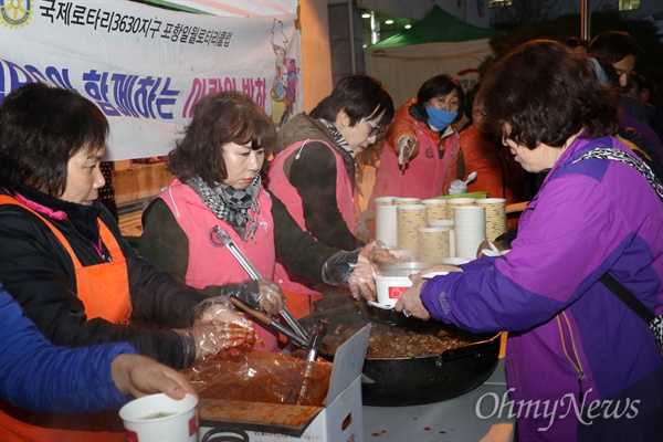 포항 지진으로 주민들이 대피해 있는 흥해실내체육관 앞 주차장에서 자원봉사자들이 17일 오후 이재민들에게 식사를 제공하고 있다.