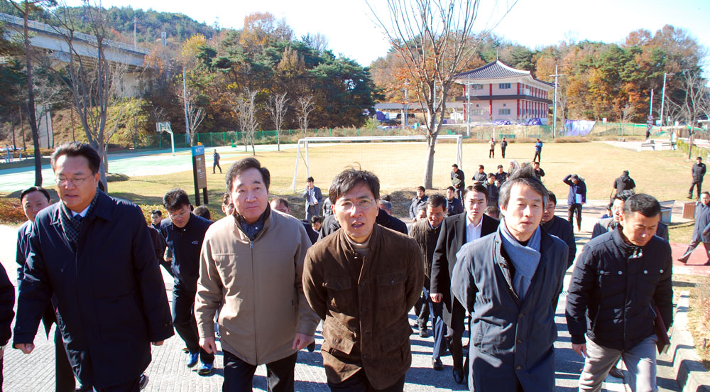 이낙연 국무총리가 백제보를 방문했다. 좌로부터 정진석 국회의원, 이낙연 국무총리, 안희정 충남도지사, 안병옥 환경부 차관. 