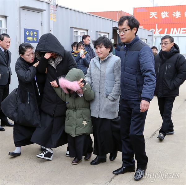 상복 입기엔 너무 어린 아홉살 세월호 미수습자 권재근씨의 딸(9세)이 검은 상복을 입고 18일 오전 목포신항 세월호 선체 선수부 인근 안치실에서 '시신 없는' 입관식을 지켜본뒤 가족들의 손을 잡고 서울 아산병원 장례식장으로 향하고 있다.