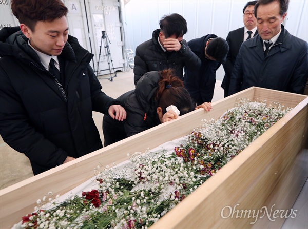 끝내 돌아오지 않은 아들, 가슴에 묻기로 한 부모 세월호 미수습자 박영인 학생의 부모인 박정순, 김선화씨가 18일 오전 목포신항 세월호 선체 선수부 인근 안치실에서 '시신 없는' 입관식을 하며 오열하고 있다. 