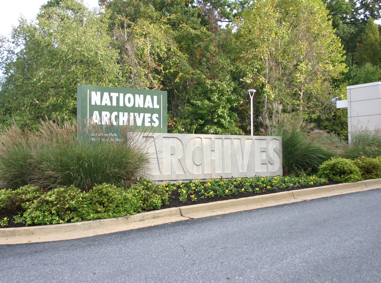 미국 메릴랜드 주 칼리지파크에 있는 미국 국립문서기록관리청(NARA) 정문 표지판과 표지석.(2017. 10. 27. 촬영). 이곳 NARA는 한국 현대사 및 세계 현대사의 보고로 알려져 있다.