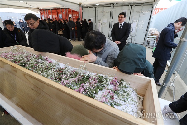 '시신 없는' 입관식... 함께한 윤소하 의원 세월호 미수습자 권재근씨와 권혁규군의 가족들이 18일 오전 목포신항 세월호 선체 선수부 인근 안치실에서 '시신 없는' 입관식을 치르며 오열하고 있다. 이 자리에 함께한 윤소하 정의당 의원(뒷줄 맨 오른쪽)도 뒤돌아 눈물을 쏟고 있다. 