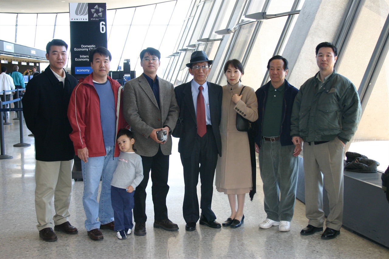 권중희 선생과 필자의 귀국에 배웅 나온 김구 팀 자원봉사 조사자들(왼쪽부터 정희수, 권헌열, 권헌열 아드님, 주태상, 권중희, 이선옥, 박유종, 이재수, 팀원 중 이도영, 김만식 등은 빠졌음.)