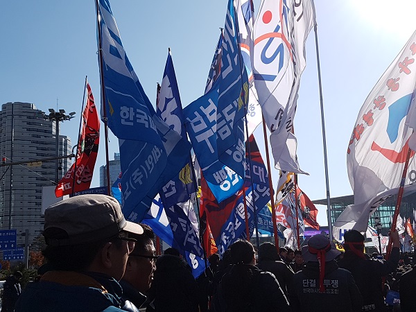 18일 오후 1시 서울역에서 열린 2017년 한국노총 전국노동자대회 모습이다.