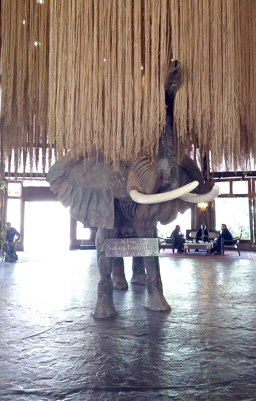 케냐 나이로비의 사라피 파크 호텔 로비에 자리 잡은 커다란 코끼리상.