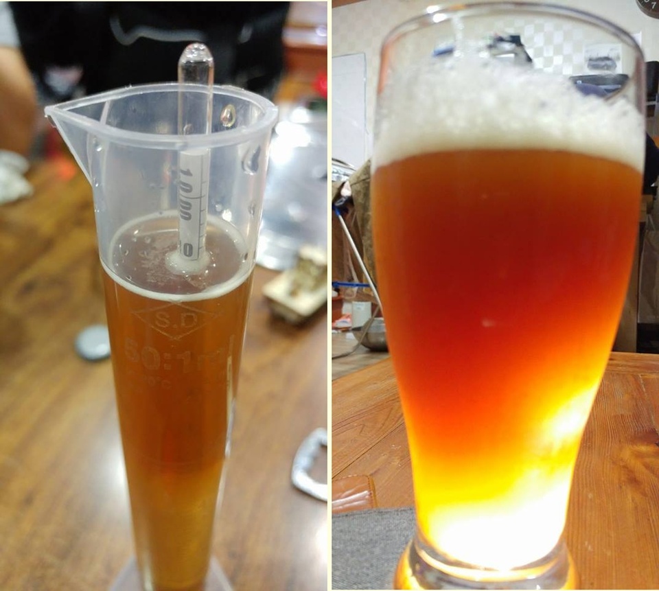 '수제 맥주'만들기 강의가 있기 전에 이미 만들어 진 '수제 맥주'의 알코올 도수를 비중계를 이용해 확인(사진 왼쪽), 그리고 완성된 수제 맥주다.(사진 오른쪽)