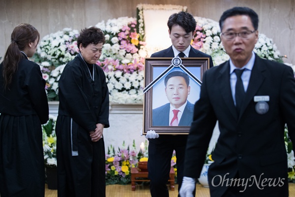  20일 오전 경기도 안산 제일장례식장에서 세월호 미수습자 양승진 선생님의 발인이 엄수되고 있다. 