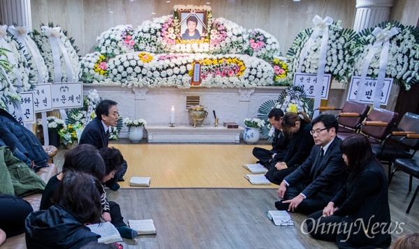  20일 오전 경기도 안산 제일장례식장에서 세월호 미수습자 남현철군의 발인을 앞두고 예배가 진행되고 있다. 