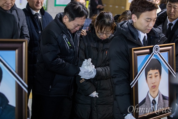 발인을 마친 세월호 단원고 미수습자 박영인군의 가족이 지난 20일 오전 경기도 안산 단원고를 방문해 단원고 운동장 흙이 담긴 주머니를 들고 눈물을 흘리고 있다.