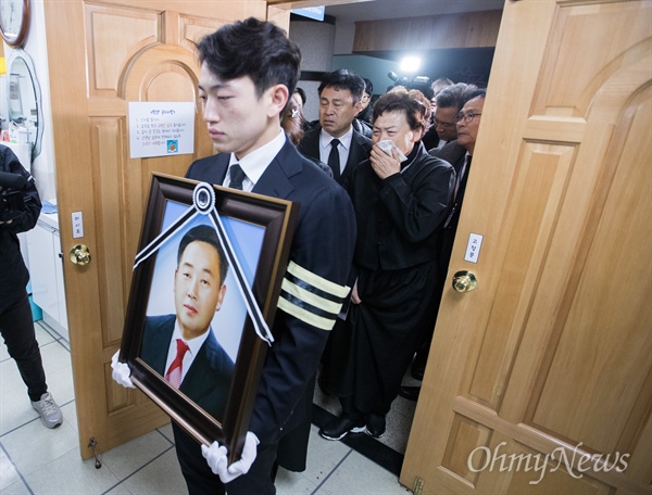  발인을 마친 세월호 단원고 미수습자 양승진 선생님 부인 유백형씨와 가족이 영정을 안고 20일 오전 경기도 안산 단원고 방문해 교무실을 둘러보고 있다.