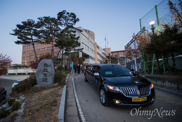  발인을 마친 세월호 단원고 미수습자 운구차량이 20일 오전 경기도 안산 단원고 방문을 마치고 교정을 빠져나가고 있다. 