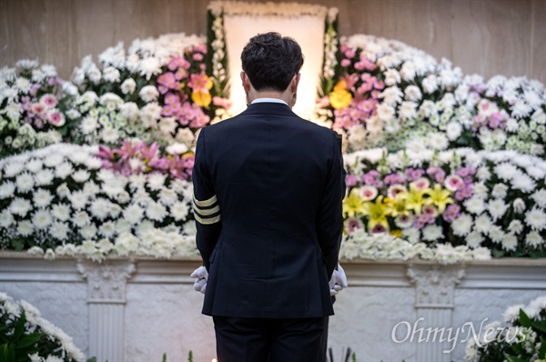  세월호 단원고 미수습자 양승진 선생님의 아들 양지웅씨가 20일 오전 경기도 안산 제일장례식장 빈소에서 양 선생님의 영정을 받아 들고 있다. 