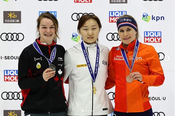  지난 19일 서울에서 열린 쇼트트랙 월드컵 4차대회 여자 1000m 금메달을 차지한 최민정(가운데)과 은메달을 차지한 킴부탱(캐나다, 왼쪽)