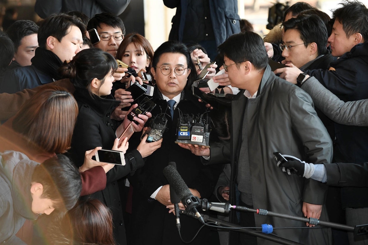 롯데홈쇼핑으로부터 ‘뇌물 수수' 의혹을 받고 있는 전병헌 전 청와대 정무수석이 피의자 신분으로 20일 오전 서울 서초구 서울중앙지방검찰청에 출석하고 있다. 2017.11.20